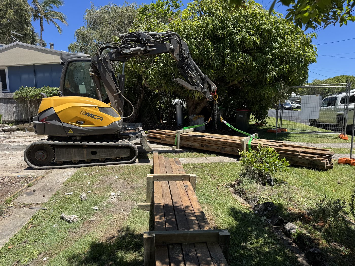 Mecalac 6MCR lifting a bundle of salvaged timber, Dillon St, Sawtell